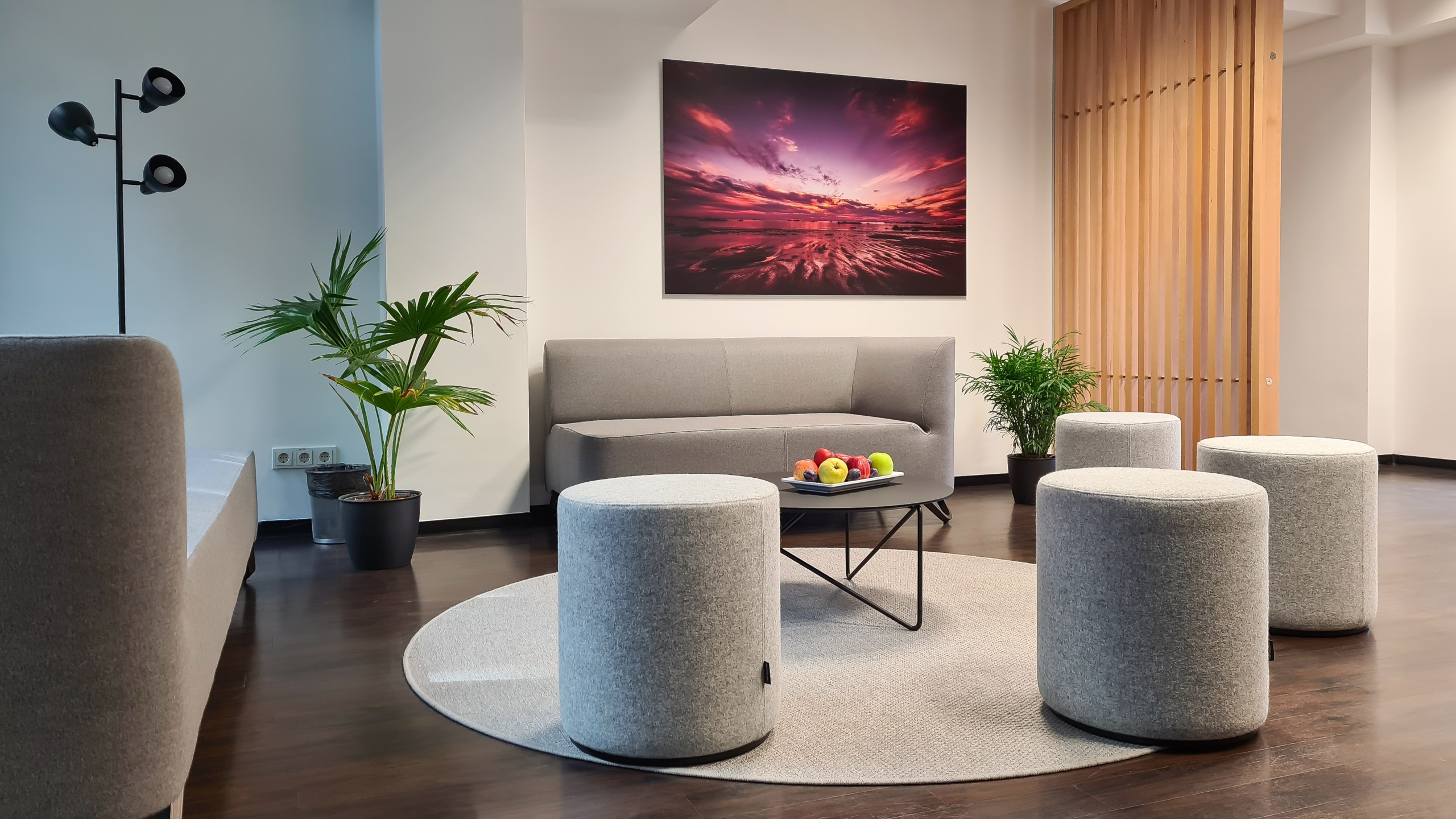 Empfang in unserer Tagesklinik in Duisburg Freundlicher Empfangsbereich in unserer Tagesklinik in Duisburg mit Obstschale und gemütlichen Sitzgelegenheiten.